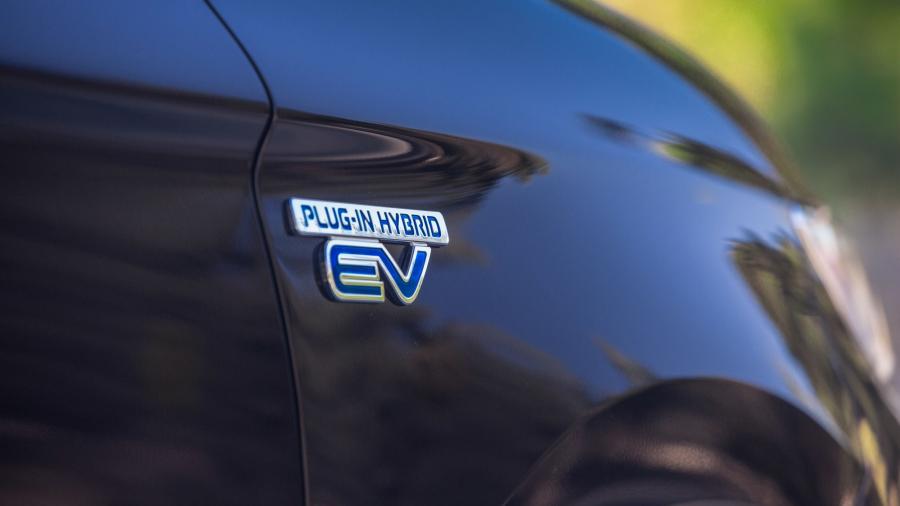 Детали экстерьера Mitsubishi Outlander PHEV 2017 года  (NA) (фото 45 из 70)